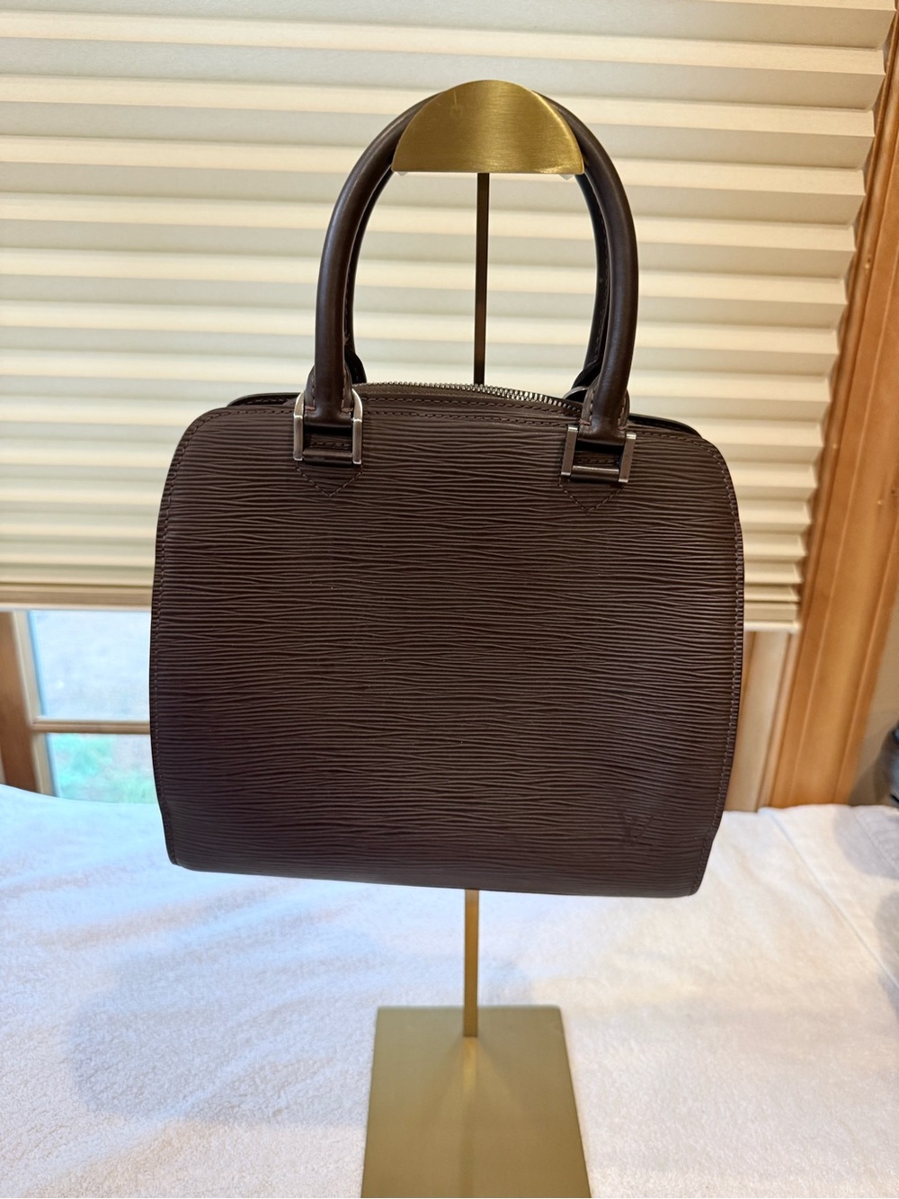 Dark brown Epi leather Louis Vuitton Pont Neuf handbag.